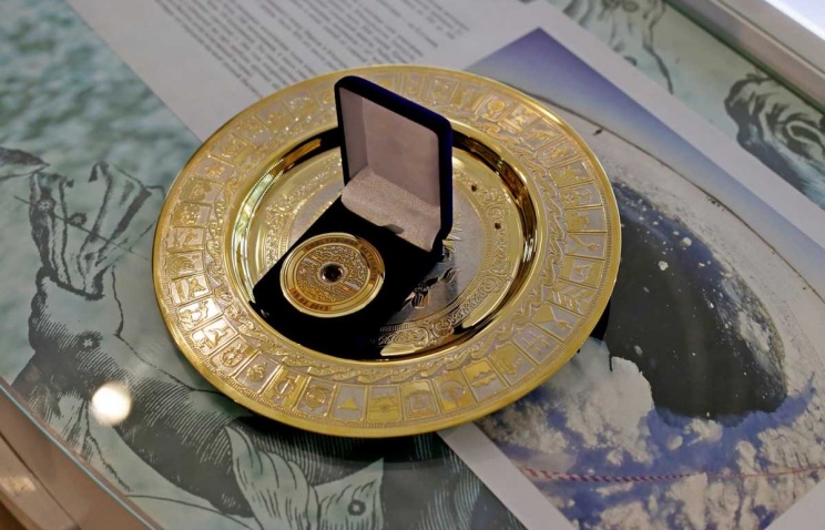Первую медаль с метеоритом вручили олимпийцу Александру Третьякову
